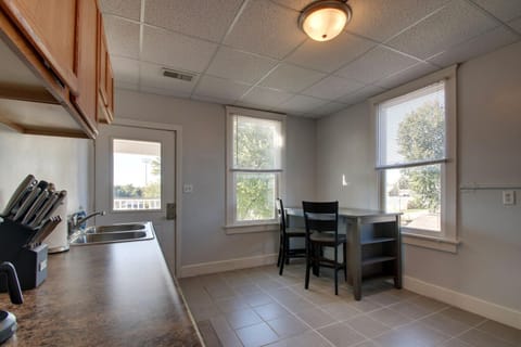 Large Updated Upper 1-bedroom West Facing w/ Wi-Fi Apartment in Quincy