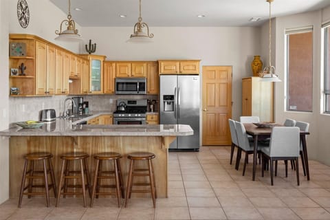 This fully equipped kitchen is perfect for cooking and entertaining.