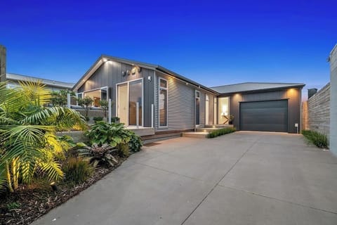 Front view of house with driveway and garage