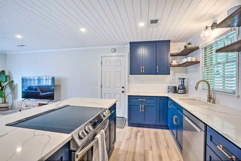 Chef's kitchen for you to enjoy! 