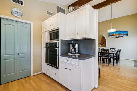 Beautiful Stainless Steel appliances give you the feel of a gourmet kitchen - Take this time to try out a few new recipes and some old ones you haven't had in awhile. Bon Appetit!