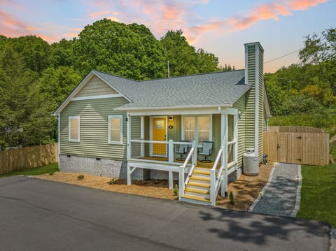 Welcome to The Honey House! Private parking and fully fenced back yard.