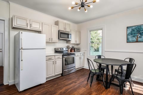 Fully stocked kitchen w/ complimentary coffee, sugar, creamer.