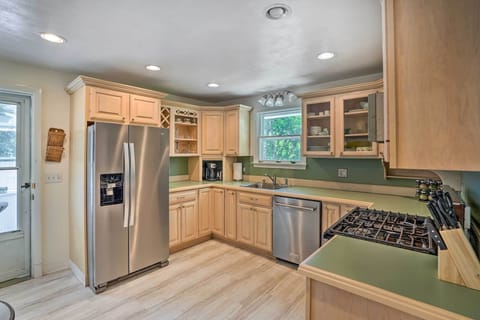 Full Kitchen | Dishware & Flatware