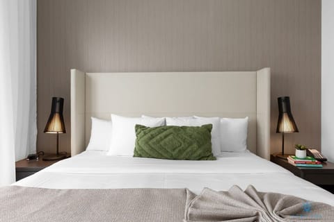 Bedroom 1 (King Bed)