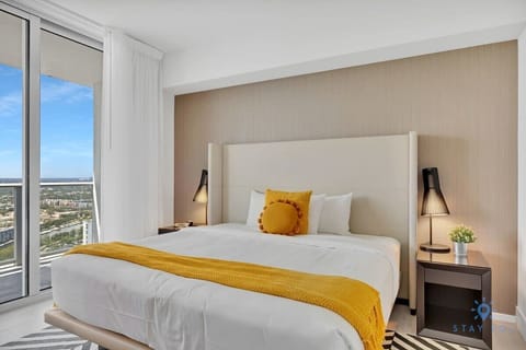 Bedroom 1 (King Bed)