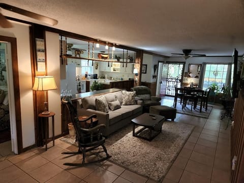 Open floor plan. Spacious and inviting.  :)