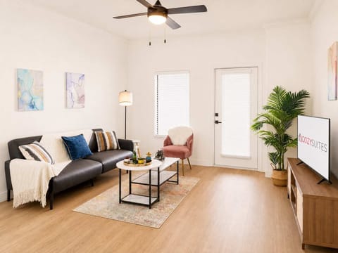 CozySuites Chandler with 2 pools, jacuzzi, arcade! 04
