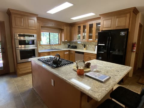 Fully equipped kitchen with toaster, coffee machine, grinder, oven, gas stove