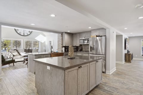 Full kitchen with two ovens. Complete with all appliances 