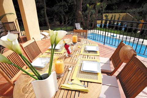 Enjoy tasty meals on the furnished terrace!