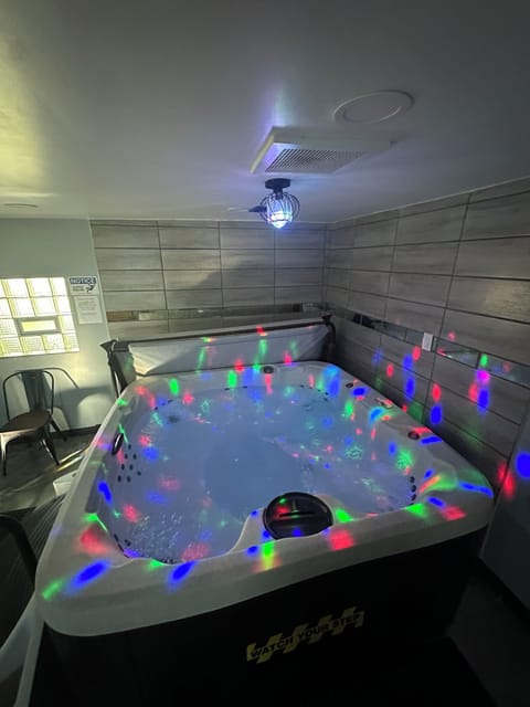 Entertainment Garage Hot tub and pool table- Heated-Airconditioned