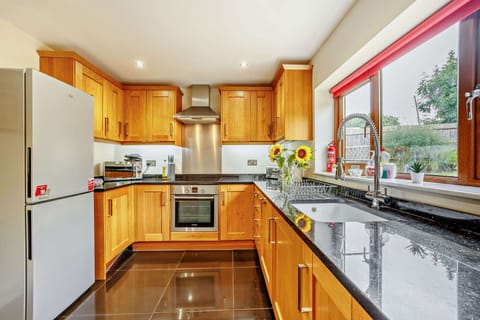 Windrush, Salford Kitchen - StayCotswold