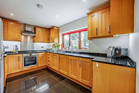 Windrush, Salford Kitchen - StayCotswold