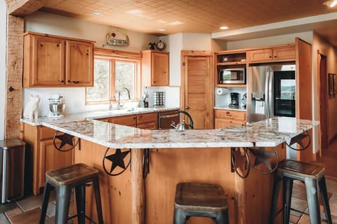 fully Stocked Kitchen new appliances