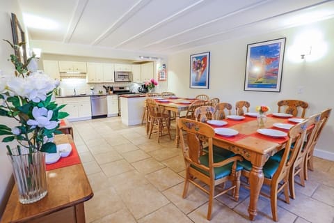 Eat-in-kitchen for 20.