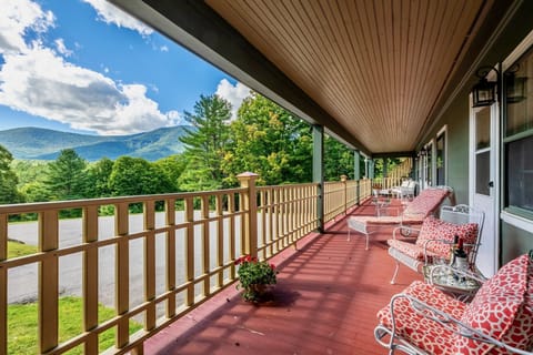 Beautiful views - relax this summer in Manchester VT in this big home for 20!