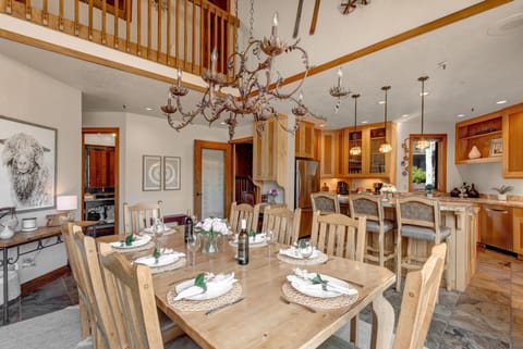 Dining Area with seating for 8