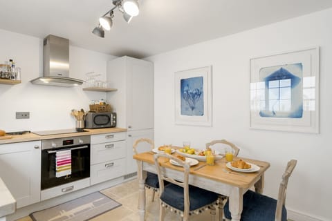 Jade Cottage, St Agnes. Ground floor: Dining table with seating for up to four guests