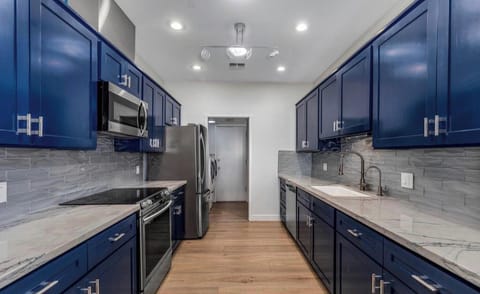 Large kitchen with full sized washer and dryer through pantry