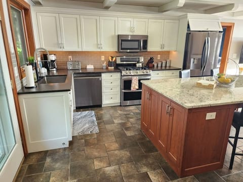 Full kitchen with coffee maker, dishwasher, disposal, double oven, microwave and fridge/freezer!