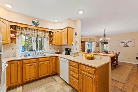 Tupper kitchen and diningroom