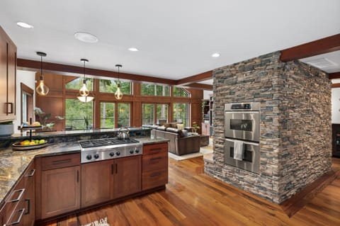 Dual oven and six burner gas cooktop