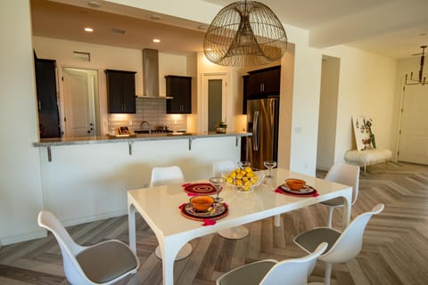 Additional 4 bar stool at counter (not shown in photo)