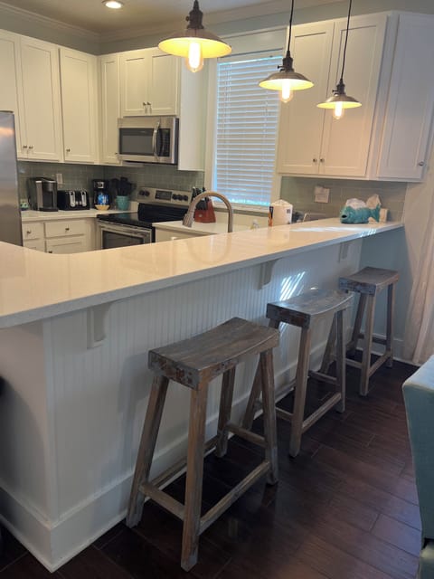 Additional seating for 3 at the breakfast bar 