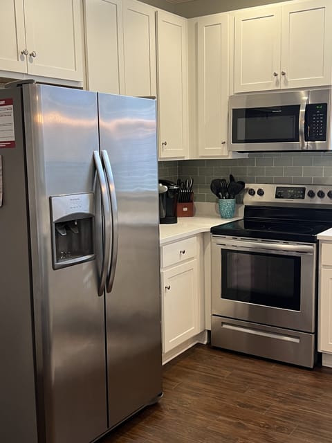 Fully equipped kitchen, SS appliances, quartz countertops, glass tile backsplash