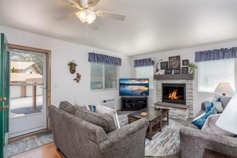 Living room with queen sofa sleeper, AC, Fan, Patio door Smart TV, Fireplace