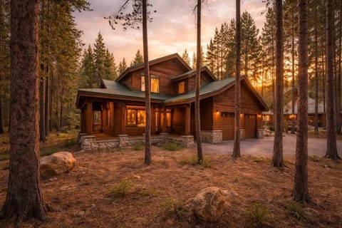 Large pine filled lot, with a good layer of pines between the home and golf course. The back deck is very serene and the neighborhood quiet.

Parking for 6 vehicles: 2 in the garage and 4 in the large driveway.
