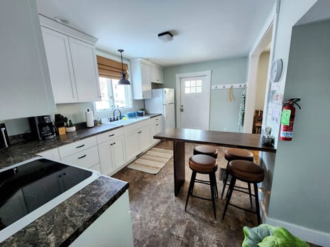 Well-equipped eat-in kitchen