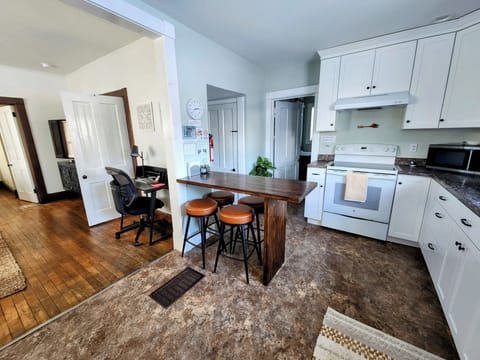 Well-equipped eat-in kitchen