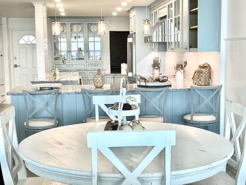 Dining area comfortably seats 6