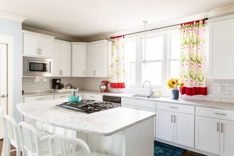 Fully equipped kitchen. Seating for 4 at the kitchen island.