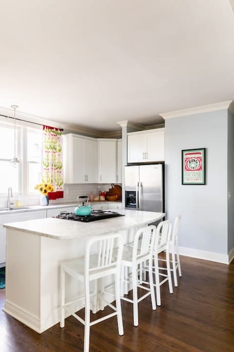 Fully equipped kitchen. Seating for 4 at the kitchen island.