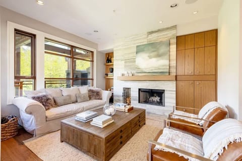 This updated & spacious 4BR townhome located on Fitzsimmons Walk is a perfect spot for your next family getaway in Whistler! Situated an easy 5–10-minute stroll from Whistler Village and steps from the Valley Trail which connects all of Whistler!