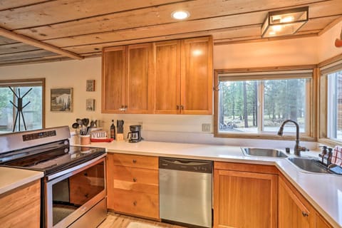 Kitchen | Fully Equipped | Coffee Maker | Cooking Basics | Dishware/Flatware