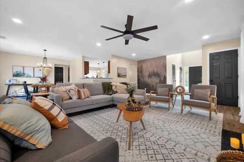 Cozy Living area with plenty of seating