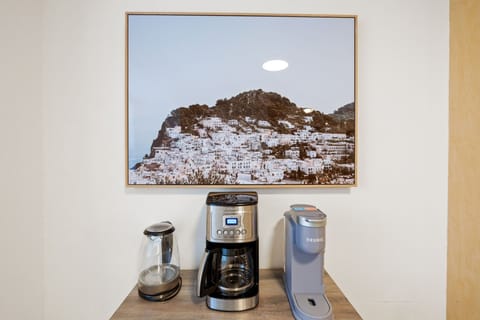 Kickstart your day with our top-of-the-line coffee maker – a brewing perfection that's a must-have for all coffee lovers.