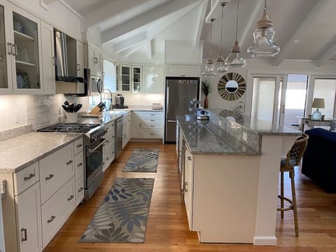 Gourmet Kitchen Featuring a Viking Dual-Fuel Cooktop & Oven