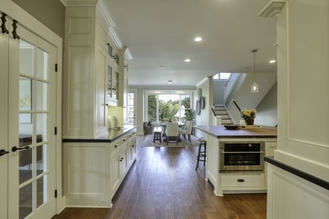 552 Paseo 4+ Bedroom Private Home Rental - 5 Minute Walk to the