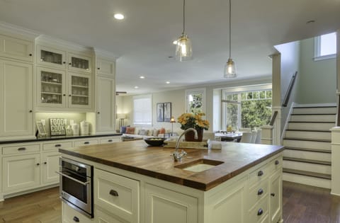 552 Paseo 4+ Bedroom Private Home Rental - 5 Minute Walk to the