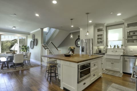 552 Paseo 4+ Bedroom Private Home Rental - 5 Minute Walk to the