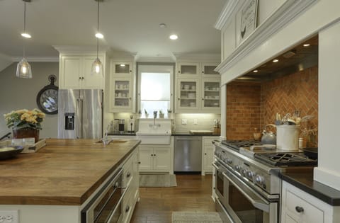 552 Paseo 4+ Bedroom Private Home Rental - 5 Minute Walk to the