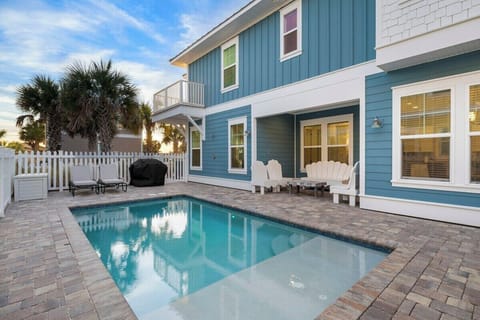 Private Saltwater Pool w/the option to heat!
