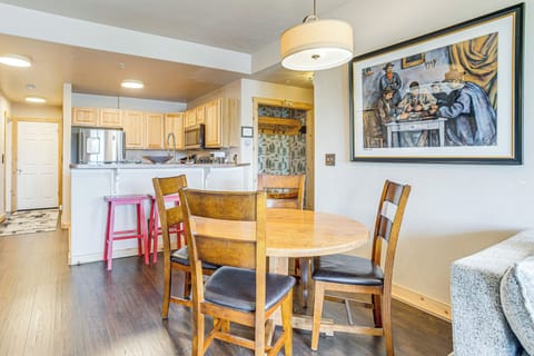 Dining Area | Central Heating | Free WiFi (500 Mbps)