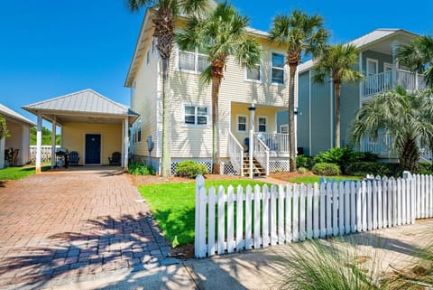 Welcome to GypSea Haus! Front yard with parking for 3 vehicles 