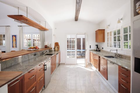 Villa kitchen 